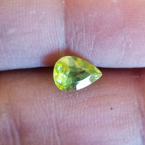 Natural Sphene green tear pear gem - Picture 12 of 17
